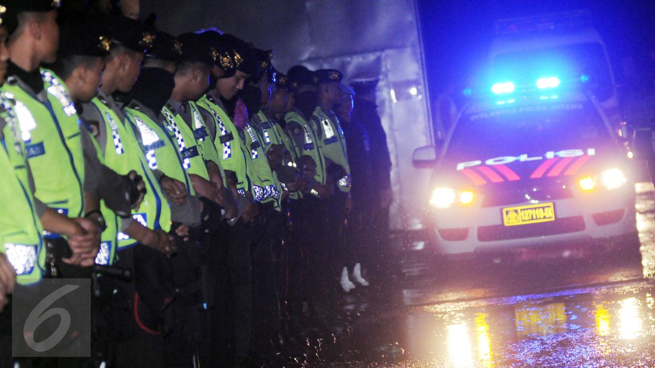 20160729- Ambulans Pembawa Jenazah Terpidana Mati-Nusakambangan-Helmi Afandi-0