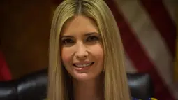 Penasehat Presiden AS Donald Trump, Ivanka Trump tersenyum saat menghadiri pertemuan di pasar Bursa Saham Peru selama Pertemuan Bisnis Amerika III di Lima (12/4). Ivanka tampil cantik dengan busana biru bermotif kembang. (AFP Photo/Ernesto Benavides)