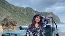 Tidak pernah jauh dari laut, Tessa Kaunang lagi-lagi menunjukkan potretnya saat di pantai. Ia bergaya neccis dengan outfit motif hitam putih. Finalis pemilihan GADIS Sampul tahun 1993 ini juga memakai tas hitam dan topi bundar berukuran kecil dengan warna senada. (Liputan6.com/IG/@tessakaunang_tuiit)