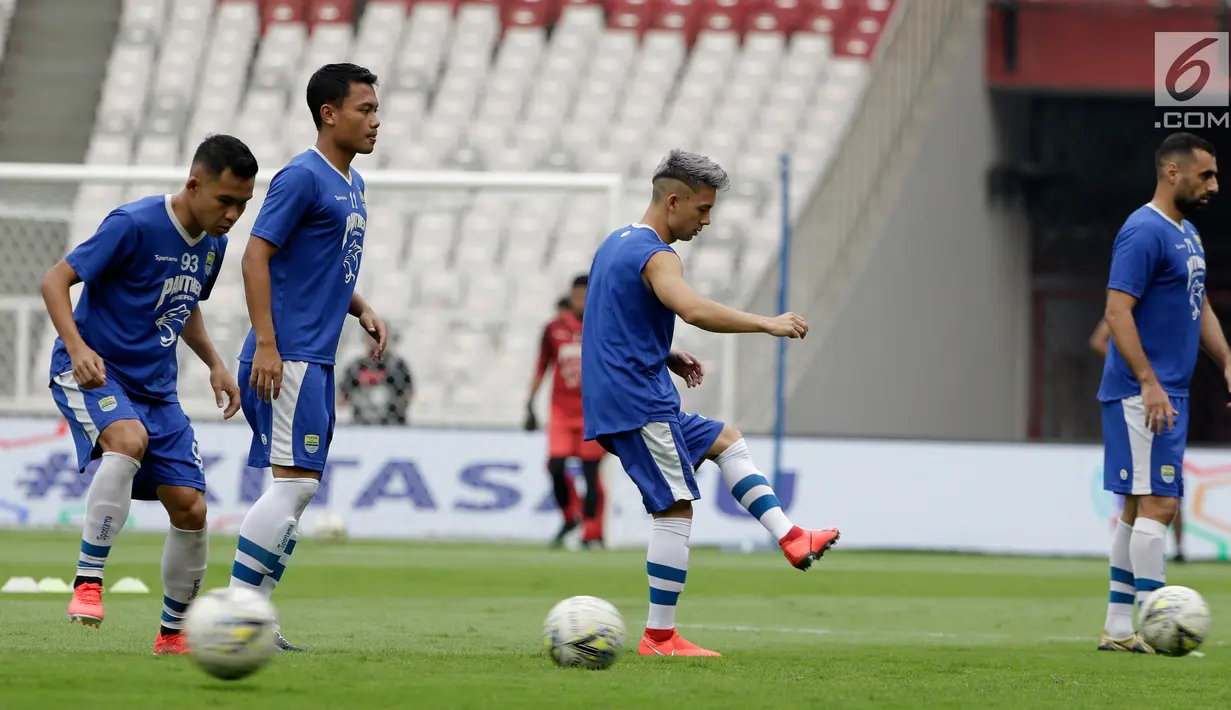 Pemain Persib Bandung saat menjalani sesi latihan di SUGBK, Jakarta, Selasa (9/7/2019). Persib siap memberi kejutan saat menghadapi Persija Jakarta pada pekan kedelapan Shopee Liga 1 2019. (Bola.com/Yoppy Renato Manalu)