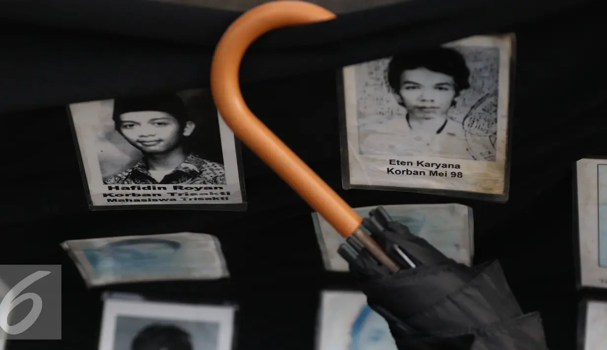 Aktivis JSKK membawa foto-foto korban pelanggaran HAM saat aksi Kamisan ke-460 di depan Istana Merdeka, Jakarta, Kamis (22/9). Aksi ini memeringati 17 tahun Tragedi Semanggi II yang jatuh pada Sabtu, 24 September 2016. (Liputan6.com/Immanuel Antonius)