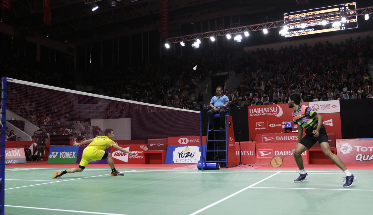 Tunggal putra Indonesia, Jonatan Christie, saat melawan tunggal India, Kidambi Srikanth, pada Indonesia Masters 2019 di Istora Senayan, Jakarta, Jumat (25/1). Jonatan lolos ke semifinal. (Bola.com/Yoppy Renato)
