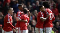 Para pemain MU merayakan gol yang dicetak Marcus Rashford ke gawang Aston Villa pada laga Liga Inggris di Stadion Old Trafford, Manchester, Sabtu (16/4/2016). MU menang 1-0 atas Aston Villa. (AFP/Oli Scarff)