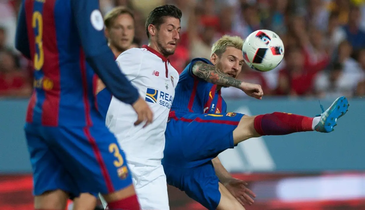 Striker Barcelona, Lionel Messi, berusaha menguasai bola dari pemain Sevilla pada laga leg pertama Piala Super Spanyol 2016 di Ramon Sanchez Pizjuan, Sevilla, Senin (15/8/2016) dini hari WIB. (AFP/Jorge Guerrero) 