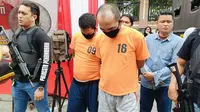 Dua kurir narkoba yang kedapatan Polresta Pekanbaru menyimpan 64,6 kilogram sabu untuk diedarkan di Pekanbaru. (Liputan6.com/M Syukur)