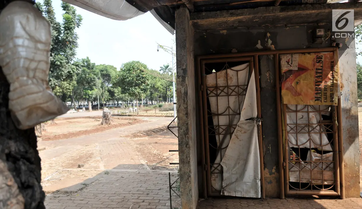 Bangunan rusak di Taman Jatinegara, Jakarta, Senin (16/9/2019). Kondisi taman kota di Jakarta Timur ini sangat memprihatinkan, terlihat dari berbagai fasilitas yang rusak akibat tidak terawat, seperti bangku, lampu, pepohonan, akses jalan, toilet, dan pagar taman. (merdeka.com/Iqbal S. Nugroho)