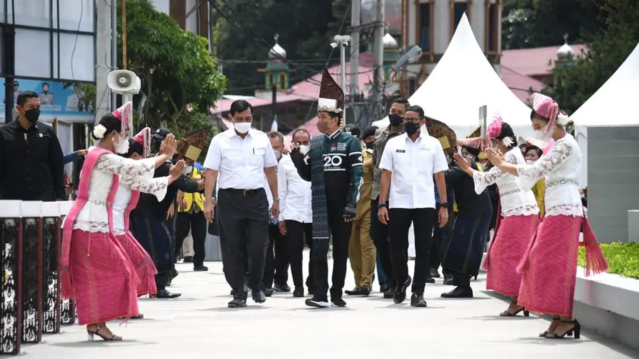 Presiden Joko Widodo atau Jokowi meminta Menteri Pariwisata dan Ekonomi Kreatif Sandiaga Uno me-rebranding kawasan Danau Toba dengan tempat wisata lainnya.