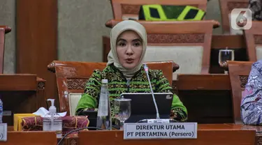 Direktur Utama PT Pertamina (Persero) Nicke Widyawati menyampaikan paparan dalam rapat dengar pendapat  dengan Komisi VI DPR di kompleks Parlemen, Senayan, Jakarta, Kamis (8/9/2022). Rapat tersebut perkembangan terkini soal kenaikan harga BBM bersubsidi, produksi atau lifting minyak, pengolahan minyak, serta kapasitas kilang minyak. (Liputan6.com/Angga Yuniar)