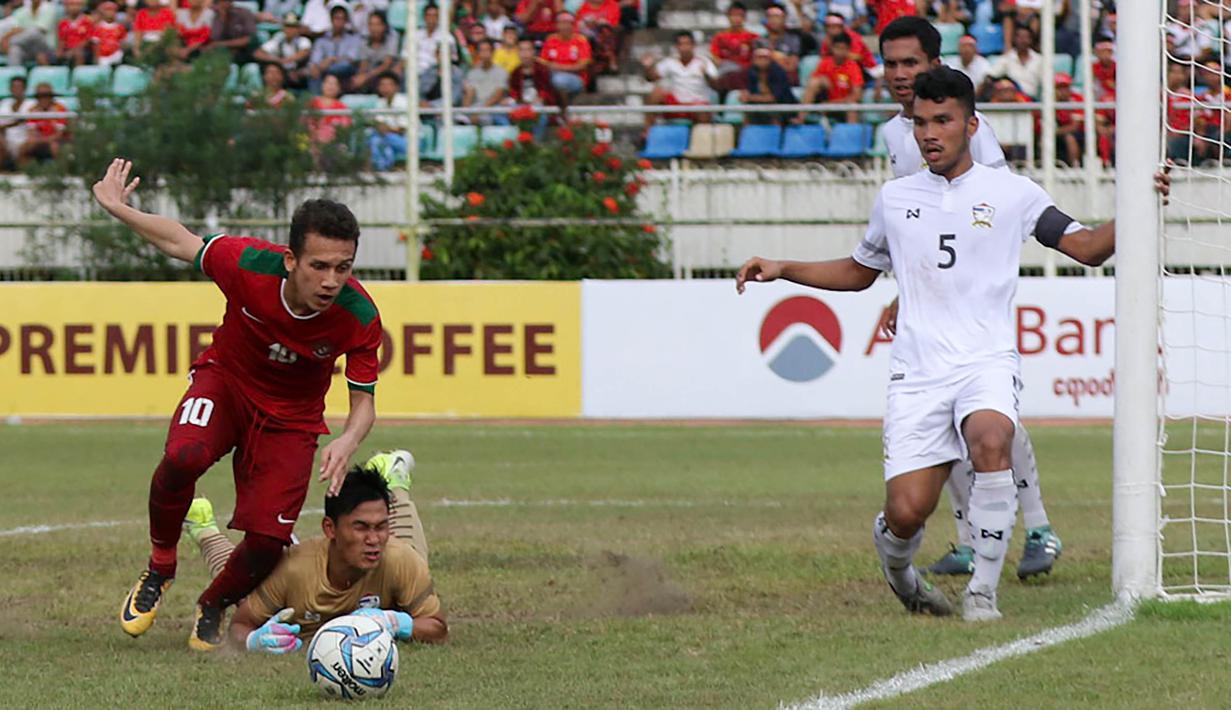 Kiper Thailand U-19, Kantaphat Manpati, mengantisipasi serangan Timnas Indonesia U-19 pada laga Piala AFF U-18 di Stadion Thuwunna, Yangon, Jumat (15/9/2017). Manpati berkali-kali mengagalkan kesempatan Indonesia. (Bola.com/Yoppy Renato)