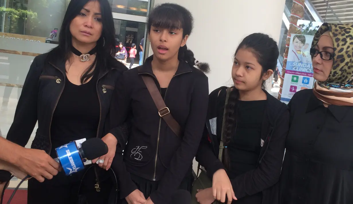 Raut sedih terpancar di wajah keduanya, namun mereka tak histeris ketika mendengar sang ibunda telah pergi untuk selamanya. Sebagai anak sulung, Aurelia pun menyampaikan kabar duka ini pada awak media. (Ruswanto/Bintang.com)