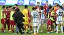Seorang suporter berhasil melakukan swafoto dengan pemain Timnas Argentina, Alejandro Garnacho setelah laga FIFA Matchday antara Timnas Indonesia Vs Timnas Argentina di Stadion Utama Gelora Bung Karno (SUGBK), Senayan, Jakarta, Senin (19/06/2023). (Bola.com/M Iqbal Ichsan)