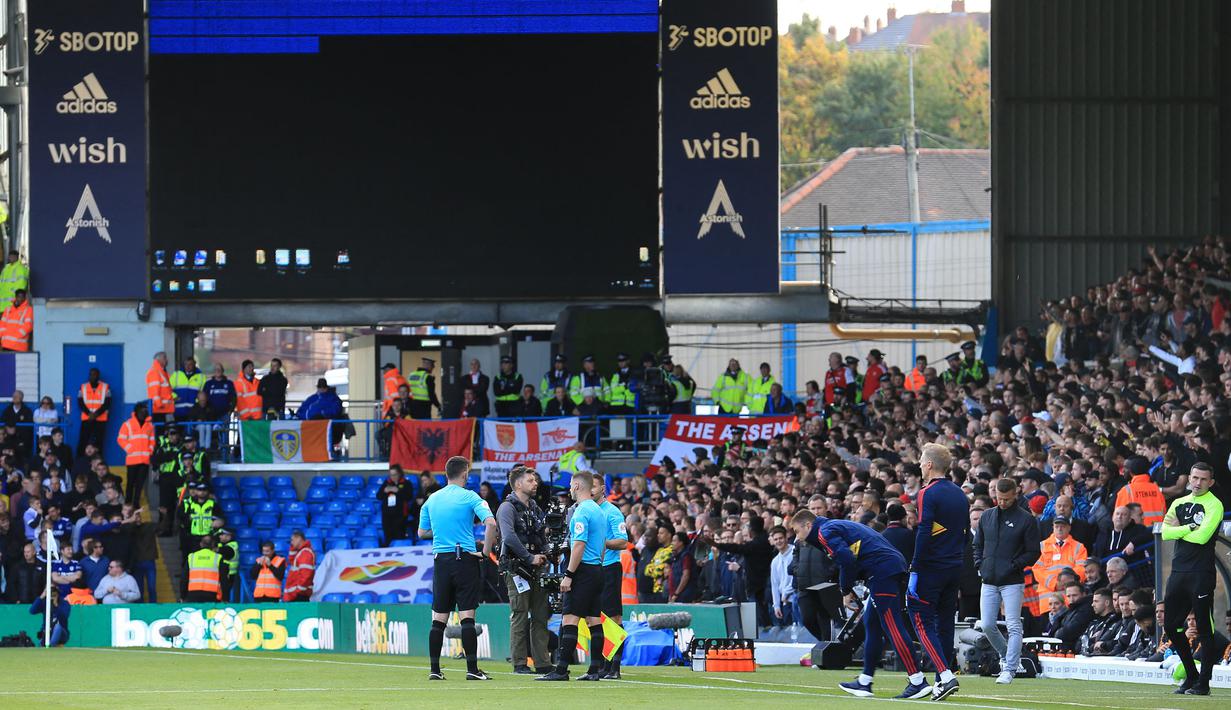 Pertandingan lanjutan Liga Inggris 2022/2023 antara Leeds United melawan Arsenal yang berlangsung di Elland Road, Minggu (16/10/2022) sempat terhenti akibat pemadaman listrik. (AFP/Lindsey Parnaby)