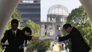 Walikota Hiroshima Kazumi Matsui (kanan) menyerahkan daftar nama orang-orang yang baru ditambahkan korban tragedi bom Hiroshima di Hiroshima, Jepang (6/8). (Shohei Miyano/Kyodo News via AP)