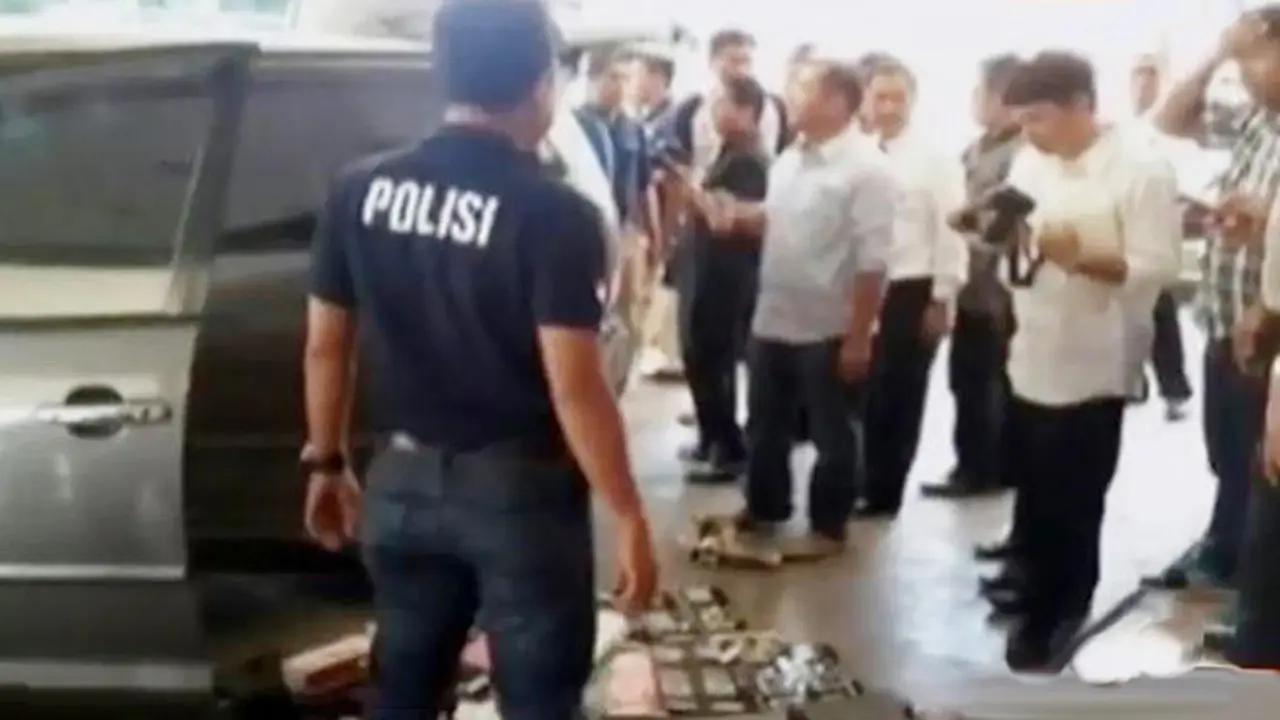 VIDEO: Diduga Teroris, Polisi Tangkap Anggota KPK