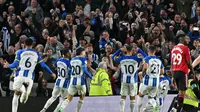 Gelandang Brighton &amp; Hove Albion Alexis Mac Allister berselebrasi setelah mencetak gol dari titik penalti ke gawang Manchester United pada pertandingan tunda pekan ke-28 Liga Inggris di&nbsp;Stadion American Express Community, Jumat (5/5/2023) dini hari WIB. Brighton menang 1-0 atas MU. (Glyn KIRK / AFP)