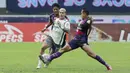 <p>Pemain Persib Bandung, Ciro Alves (kiri) berusaha melewati pemain RANS Nusantara FC, Arif Satria pada laga pekan ke-25 BRI Liga 1 2022/2023 di Stadion Pakansari, Bogor, Minggu (19/2/2023). (Bola.com/M Iqbal Ichsan)</p>