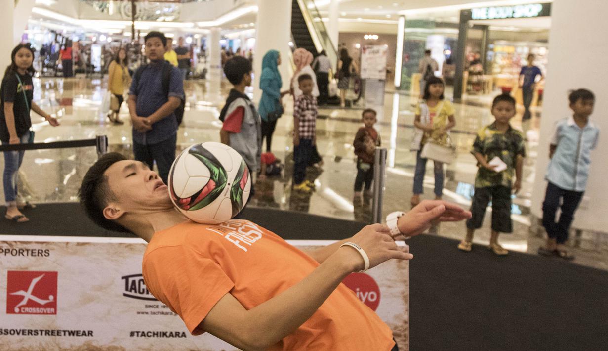 Seorang freestyler mengontrol bola dengan pangkal dada pada acara  Indonesian  Freestyle Football Championship 2015 di Mall Pluit Village, Jakarta, Sabtu (14/11/2015). (Bola.com/Vitalis Yogi Trisna)