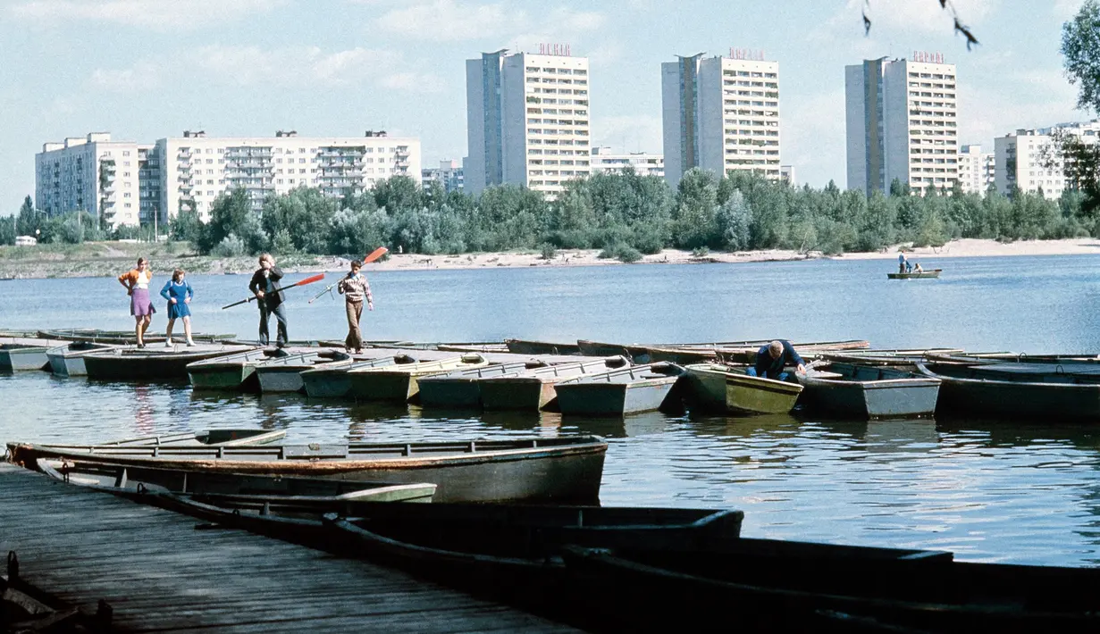Suasana stasiun perahu di sekitar distrik perumahan Rusanovsky, Kiev, Ukraina, Juni 1979. Rusanivka adalah pulau buatan yang terletak pada bagian tepi kiri Kiev dan lingkungan yang dikelilingi oleh kanal, saluran buatan Sungai Dnieper. (A. PODDUBNY/TASS/AFP)