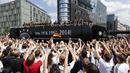 Suporter Timnas Jerman berkerumun di pusat kota Berlin, (15/7/2014), untuk menyambut parade kemenangan Mario Goetze dkk. (REUTERS/Morris Mac Matzen)