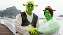 Kamu suka film Shrek? Kalau suka kamu berada pada tingkat paling atas, sepertinya kamu perlu mencoba tema pernikahan Shrek. Sepasang pengantin ini rela menghijaukan wajahnya demi animasi kesayangan mereka tersebut. (Dailymail.co.id)