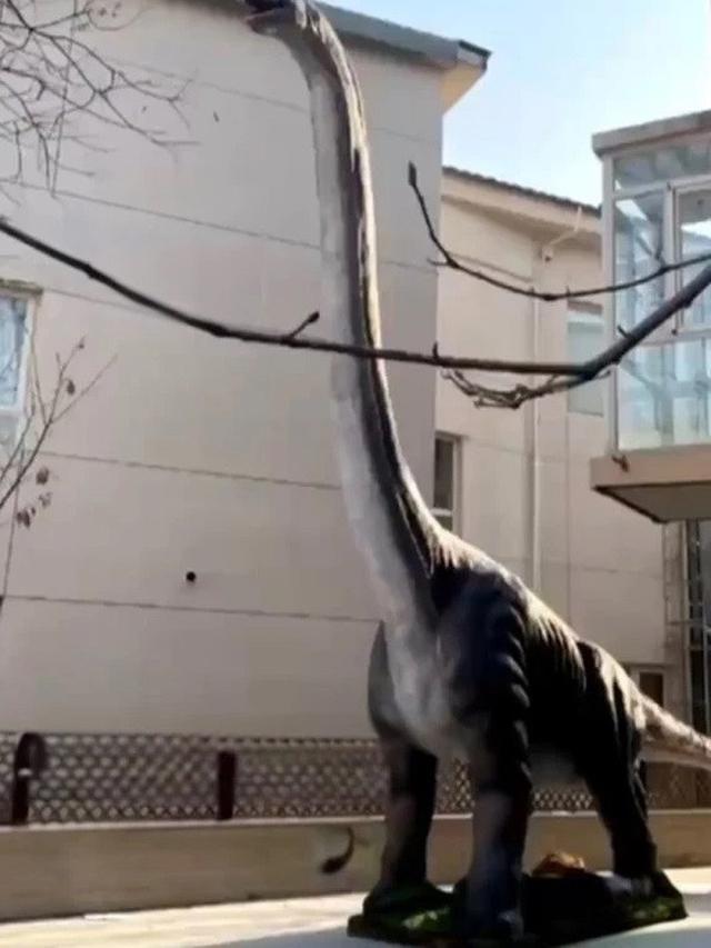 Patung Dinosaurus Raksasa