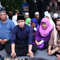 Billy Syahputra merayakan ultah bersama orang-orang spesial yaitu keluarga serta para penggemarnya. Selain mengucap rasa syukur, Billy berharap keberkahan akan selalu menyertai usianya yang baru. (Nurwahyunan/Bintang.com)