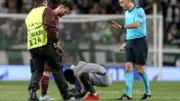 Seorang suporter saat mencium kaki kiri Lionel Messi saat pertandingan grup D Liga Champions antara Sporting CP dan FC Barcelona di stadion Alvalade, Lisbon, (27/9). Messi memang dominan menggunakan kaki kiri saat menendang bola. (AP Foto/Armando Franca)