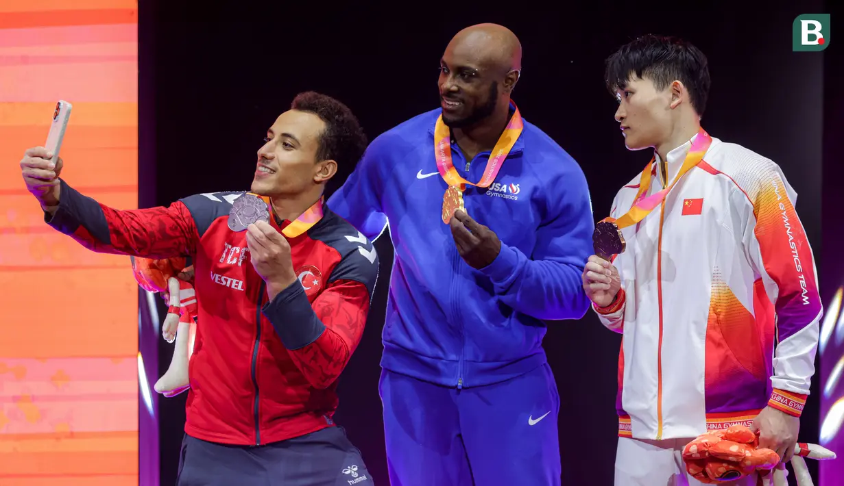 <p>Pesenam Turki sekaligus peraih medali perak, Adem Asil (kiri) melakukan swafoto dengan pesenam Ameriak Serikat, Donnell Whittenburg (tengah), dan pesenam China, Lan Xingyu saat podium aparatus putra nomor gelang-gelang Kejuaraan Dunia Gimnastik 2025 di Indonesia Arena, Senayan, Jakarta, Jumat (24/10/2025). (Bola.com/Bagaskara Lazuardi)</p>