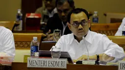 Menteri ESDM Sudirman Said mengikuti rapat kerja dengan Komisi VII DPR RI di Komplek Parlemen, Jakarta, Rabu (8/4/2015). Rapat tersebut diantaranya membahas kenaikan harga BBM, listrik, gas, dan pengelolaan blok Mahakam. (Liputan6.com/Andrian M Tunay)