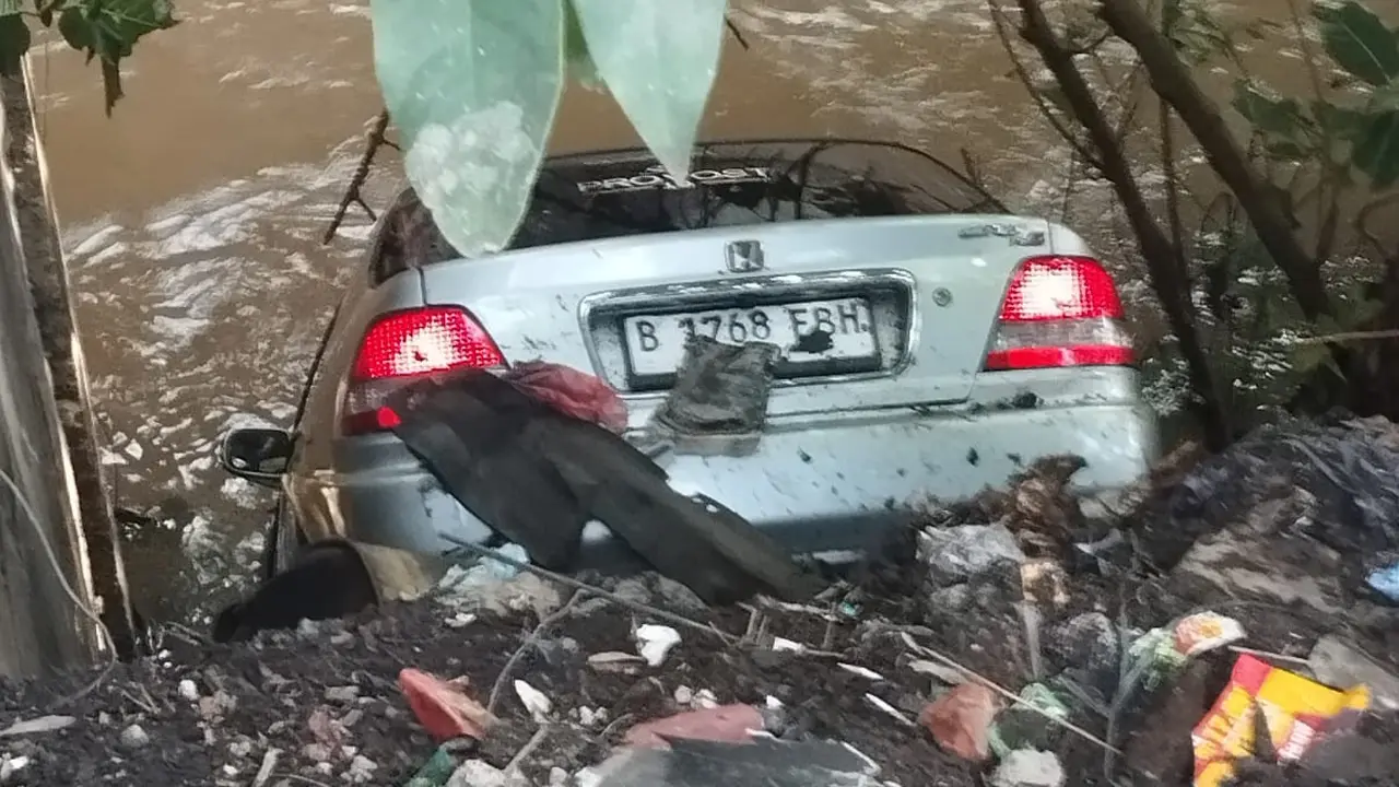 Viral Mobil Sedan Terjun ke Kali Baru Jalan Raya Bogor