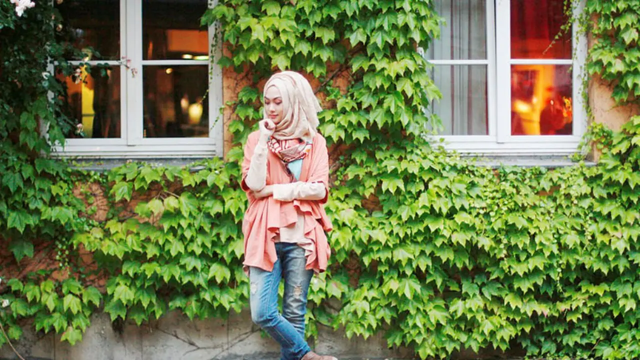 Outer Motif Abstrak Paling Cocok dengan Pakaian Warna Pastel