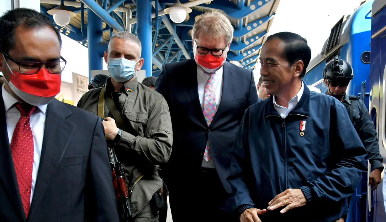 Presiden Joko Widodo atau Jokowi (kanan) berjalan bersama para penyambutnya saat tiba di Stasiun Central Kyiv, Ukraina, Rabu (29/6/2022). Presiden Jokowi dijadwalkan akan mengawali kunjungannya dengan mengunjungi puing-puing kompleks Apartemen Lipky di Kota Irpin dan berkunjung ke Pusat Ilmiah dan Bedah Endokrin, Transplantasi Organ, dan Jaringan Endokrin Ukraina di Kota Kiev. (Foto: Biro Pers Sekretariat Presiden)