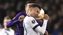Gelandang Tottenham, Dele Alli, berebut bola atas dengan pemain Fiorentina. Keunggulan Tottenham pada laga itu dimulai dari gol yang dicetak oleh Ryan Mason. (Reuters/Dylan Martinez)