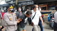 Polisi amankan pelaku penusukan anggota TNI AD di Matraman, Jakarta Timur. (foto: istimewa).