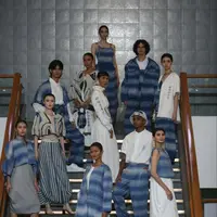 Sambut Hari Ulos Nasional 2022, Tobatenun persembahkan Parompuan dan Ulos dengan menghadirkan koleksi couture pertama ‘Kayu dan Kosmos’. (Dok/Tobatenun).