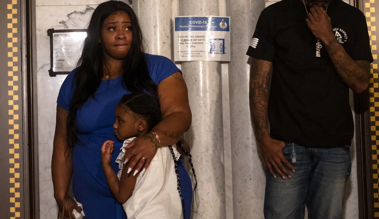 Roxie Washington, ibu dari putri George Floyd, Gianna Floyd, menghadiri konferensi pers di St. Paul, Minnesota, Selasa (2/6/2020). Washington menuntut keadilan atas kematian George Floyd yang tak bisa bernafas karena tercekik lutut polisi saat ditangkap. (Stephen Maturen/Getty Images/AFP)
