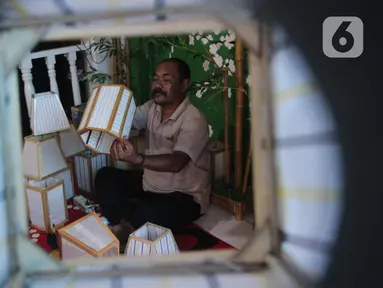 Nana Suryana (52), perajin lampion hias, mengerjakan pesanan konsumen di kawasan Benda, Kota Tangerang. Selasa (9/3/2021). Lampion hasil karyanya dibanderol dengan harga bervariasi mulai dari Rp 50ribu hingga Rp 1 juta. (Liputan6.com/Angga Yuniar)