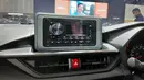 Head unit yang digunakan di tipe X masih mengandalkan model double-din tanpa layar sentuh yang terletak di atas AC. Hal ini menjadi pembeda dengan Ayla tipe R yang sudah mendapatkan layar infotainment layar.