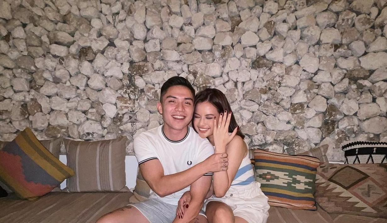 Terlihat Anggi Marito memamerkan momen setelah dilamar oleh Kenji Ganessha melalui media sosial. (FOTO: instagram.com/kenjiganessha/)