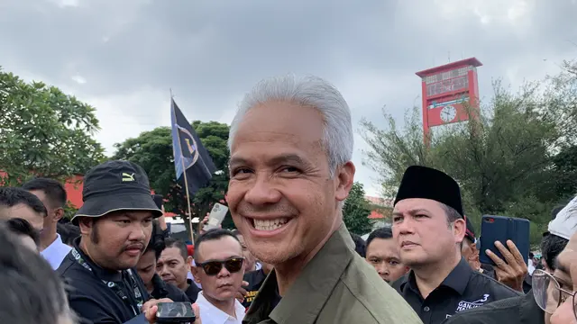 Ganjar Pranowo blusukan ke Pasar Palimo, di Kecamatan Kemuning, Kota Palembang, Sumatera Selatan, Jumat (2/2/2024)