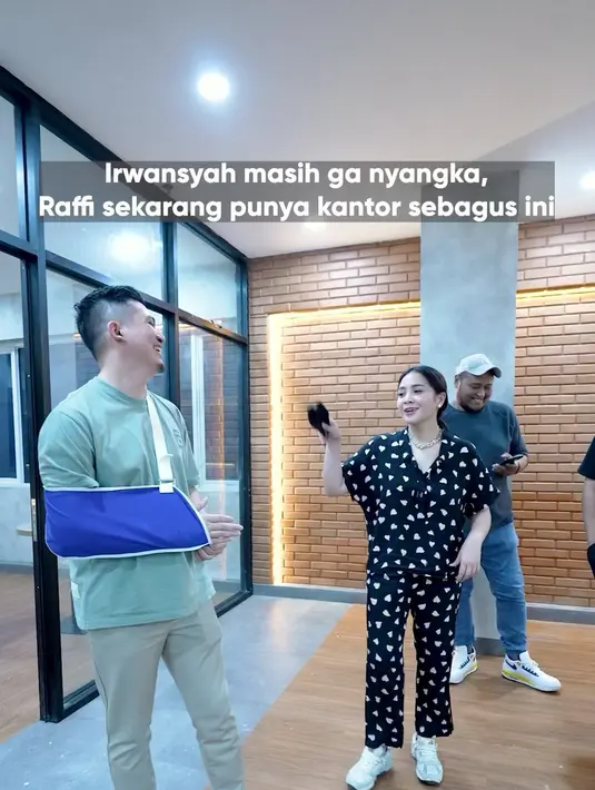 "Semua olahraga ada risikonya. Cuma kebetulan kemaren salahnya, Irwan langsung naikin kuda aku. Kuda aku tuh besar," terang Zaskia Sungkar. [Instagram/irwansyah_15]