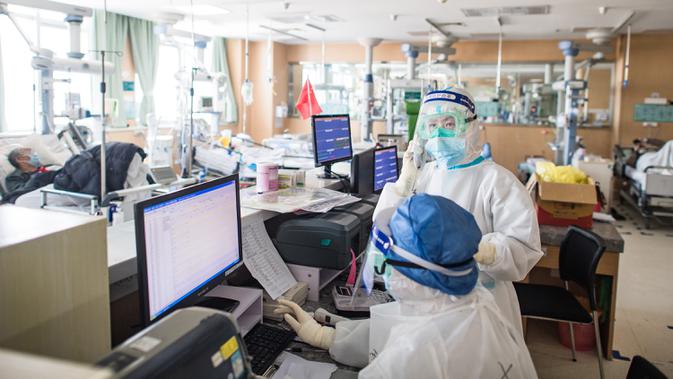 Han Yi (belakang), petugas medis dari Provinsi Jiangsu, bekerja di sebuah bangsal ICU Rumah Sakit Pertama Kota Wuhan di Wuhan, 22 Februari 2020. Tenaga medis dari seluruh China telah mengerahkan upaya terbaik mereka untuk mengobati para pasien COVID-19 di rumah sakit itu. (Xinhua/Xiao Yijiu)
