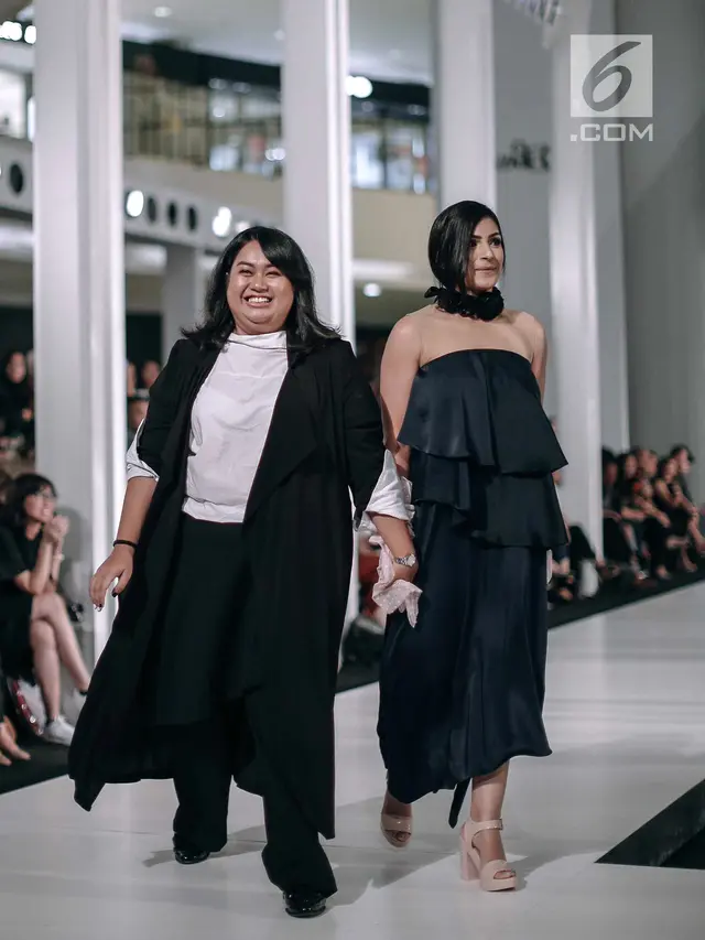 Sederet Model Cantik Pamerkan Busana Rancangan Rinda Salmun di Fashion Nation