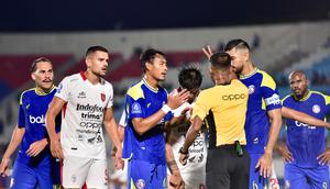 Sedikit ketegangan tersaji saat Arema FC menjamu Bali United dalam lanjutan BRI Super League 2025/2026 di Stadion Kanjuruhan, Jumat (6/3/2026) malam WIB. (Bola.com/Iwan Setiawan)
