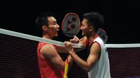 Foto 1: Tunggal putra Indonesia, Ihsan Maulana M (kanan) bersalaman dengan pemain Malaysia Lee  Chong Wei usai berlaga di semifinal BCA Indonesia Open 2016, Jakarta, Sabtu (4/6/2016). Ihsan kalah  dua set langsung 9-21, 18-21. (Liputan6.com/Helmi Fithrian