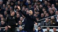 Pelatih kepala Tottenham, Igor Tudor, memberi isyarat selama pertandingan Liga Inggris antara Tottenham Hotspur dan Arsenal di London, Minggu, 22 Februari 2026. (AP Photo/Ian Walton)