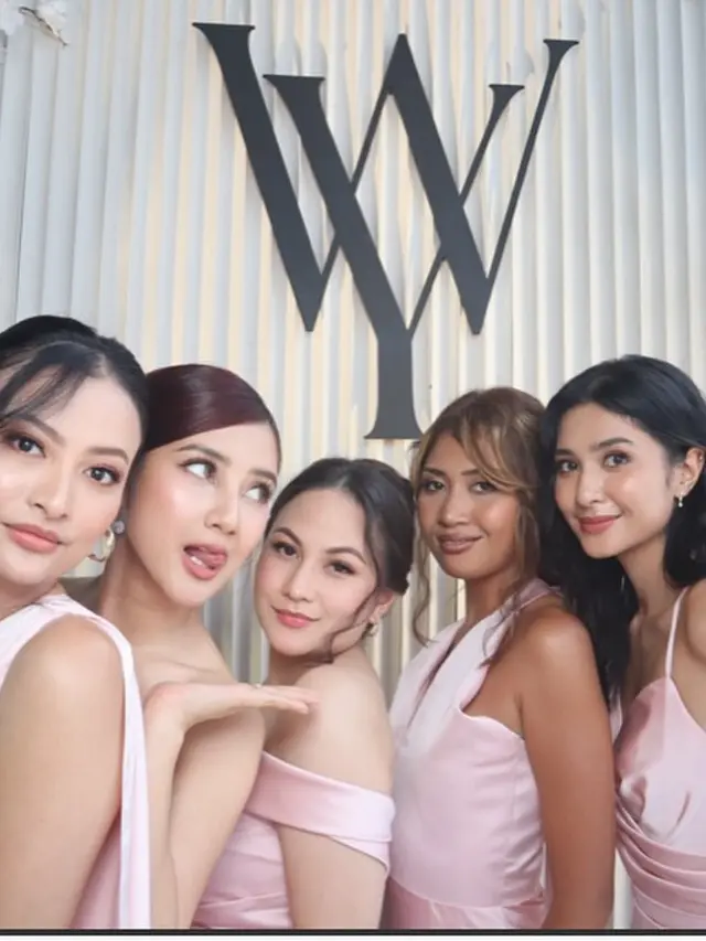 Mikha Tambayong saat Jadi Bridesmaid Yunita Siregar. [@miktambayong]