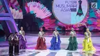 Lima besar finalis bersiap menjawab pertanyaan yang akan diberikan dewan juri dalam malam puncak Puteri Muslimah Asia 2018 di Jakarta, Senin (7/5). (Liputan6.com/Faizal Fanani)