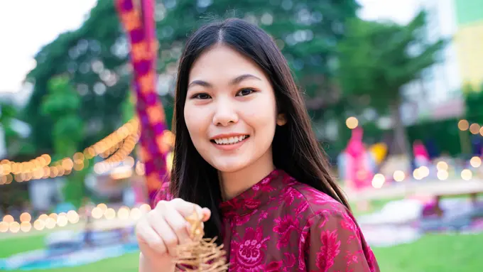 perempuan bahagia manis dewasa santai baik kalem