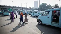 Penumpang turun dari angkutan umum (angkot) di Terminal Kampung Melayu, Jakarta, Jumat (26/5). Setelah sempat berhenti beroperasi pasca-ledakan bom Rabu (24/5) lalu, Terminal Kampung Melayu kembali dibuka dan dioperasikan. (Liputan6.com/Faizal Fanani)